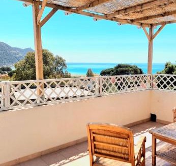 Solanas Apartment | Stylish home with views 4 min walk to the beach!