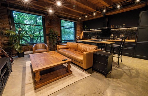 Crosstown Apartment | Stylish Industrial Loft Historic Gastown