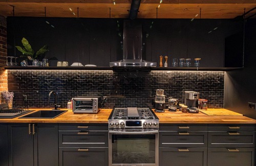 Crosstown Apartment | Stylish Industrial Loft Historic Gastown