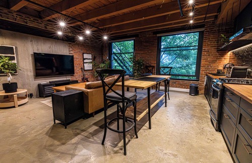 Crosstown Apartment | Stylish Industrial Loft Historic Gastown