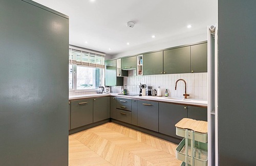 Mildmay Apartment | Stylish Islington Garden Flat Sleeps Four