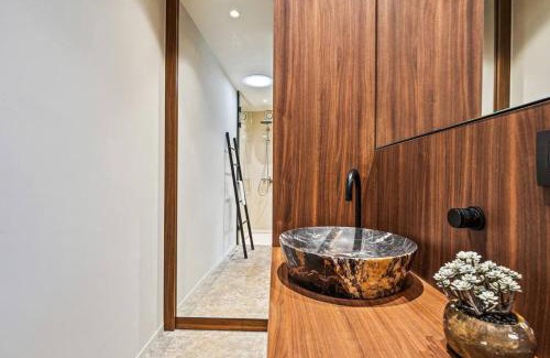 Stekene House | Stylish lakehouse in idyllic, private green scenery