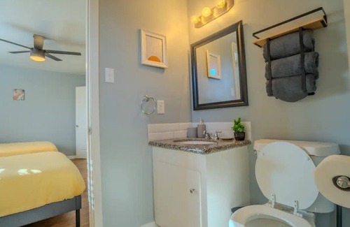 Westbury House | Stylish Living in Houston 2Bdrm/2Bath Sleeps 8