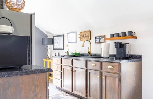 La Grange Apartment | Stylish Loft for 2-3 Near Downtown | 15 min from Round Top | The Otis