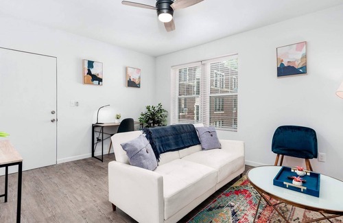 DeBaliviere Place Apartment | Stylish Luxe 2BR Apartment Cozysuites W/parking! 3E