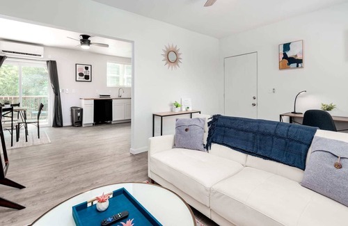 DeBaliviere Place Apartment | Stylish Luxe 2BR Apartment Cozysuites W/parking! 3E