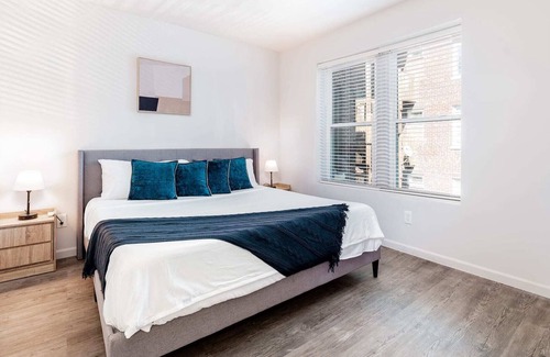 DeBaliviere Place Apartment | Stylish Luxe 2BR Apartment Cozysuites W/parking! 3E