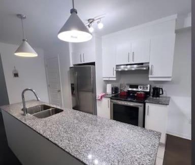Aylmer Apartment | Stylish Luxe Space w Free Parkx