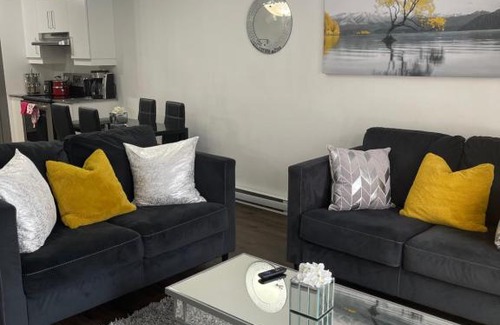 Aylmer Apartment | Stylish Luxe Space w Free Parkx