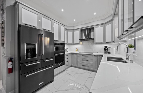 Meadowvale Village House | Stylish Mississauga Stay 4BR- Office + Patio + BBQ