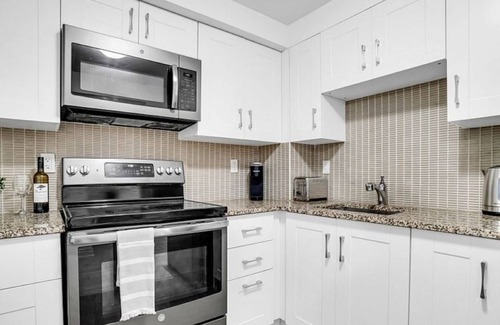 Brampton House | Stylish Modern 2-bedroom Suite