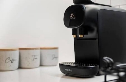 Carnegie Apartment | Stylish & Modern 2BR w/King Bed, Study & Car Park