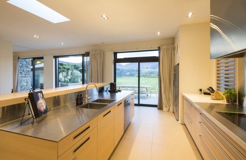Lower Shotover House | Stylish Modern Home by MajorDomo, Close to Ski Fields & Shops