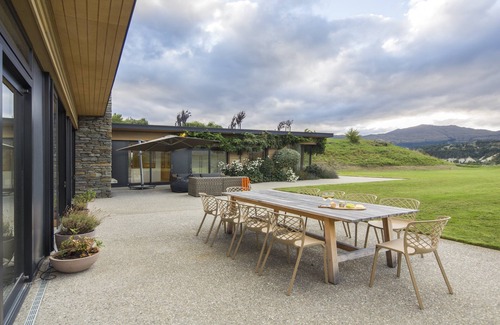 Lower Shotover House | Stylish Modern Home by MajorDomo, Close to Ski Fields & Shops