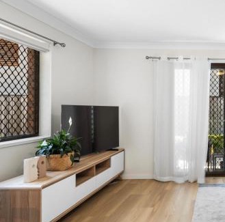 Mermaid Beach Apartment | Stylish Modern Oceanside Oasis Free Wi-Fi