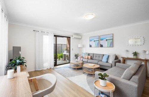Mermaid Beach Apartment | Stylish Modern Oceanside Oasis Free Wi-Fi