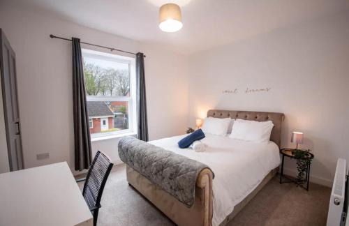 Radcliffe House | Stylish newly renovated home near Manchester City Centre