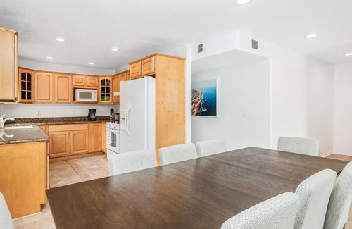 Newport Shores House | Stylish Newport Beach Living - 1 block to Beach