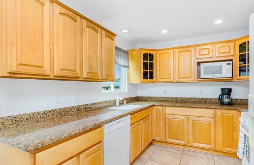 Newport Shores House | Stylish Newport Beach Living - 1 block to Beach