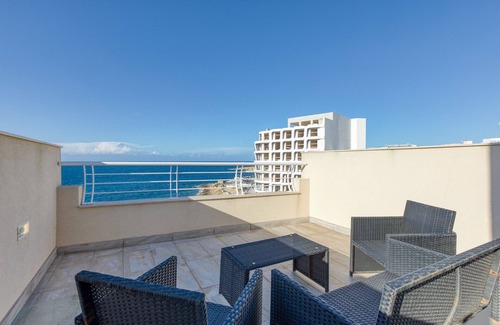 Bugibba Apartment | Stylish Penthouse Studio Bay Square 5