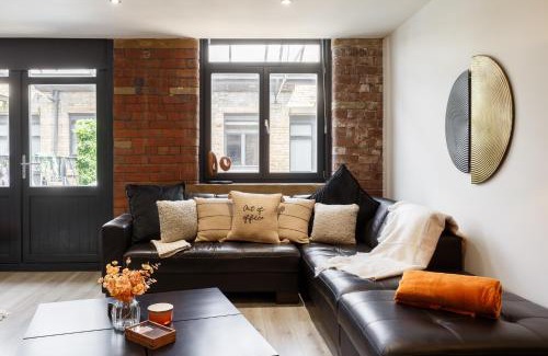 Bradford Apartment | Stylish Penthouse with outside balcony!