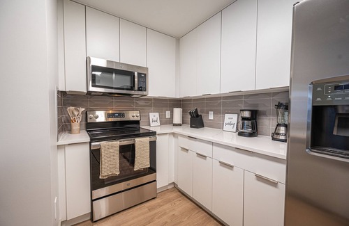 Charlotte Center City Apartment | Stylish quarters in the heart of Uptown near stadiums, parks, & offices.