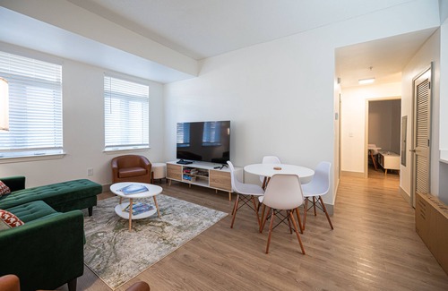 Charlotte Center City Apartment | Stylish quarters in the heart of Uptown near stadiums, parks, & offices.