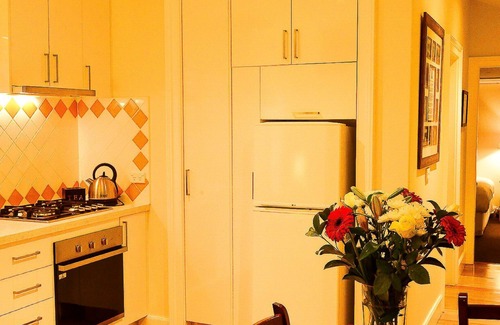 Bathurst Apartment | Stylish renovated heritage apartment, in quiet tree lined st close to the CBD