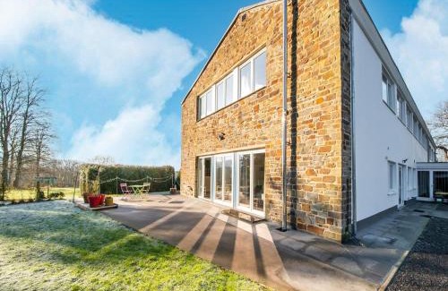 Saint-Hubert House | Stylish Retreat with Sauna, cleaning included