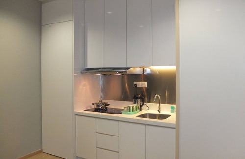 Tanjung Bungah Apartment | Stylish Room with Bath and Kitchenette Living