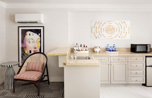 Tri-West Hotel | Stylish Skydeck, Kitchen & Balcony, FIDO Friendly! Nearby The Sunset Strip!