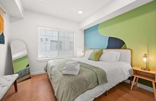People's Freeway House | Stylish SLC Townhome King 2-Car Garage
