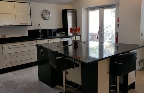 Bishop's Stortford House | Stylish, spacious 4 bedroom, 3.5 bathroom entire detached home with large garden