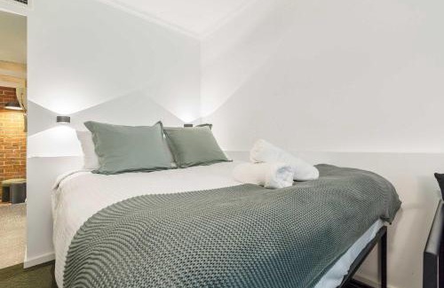 Carlton South Apartment | Stylish studio apartment opposite Carlton Gardens
