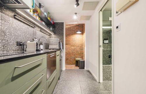 Carlton South Apartment | Stylish studio apartment opposite Carlton Gardens