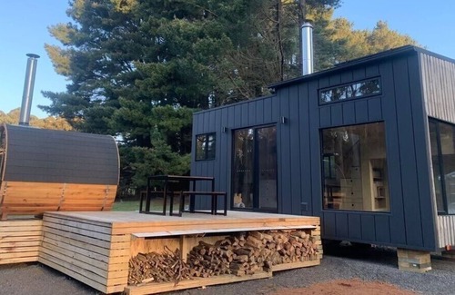 Little Hampton Cabin | Stylish Tiny Home in Trentham with a Luxurious Sauna!