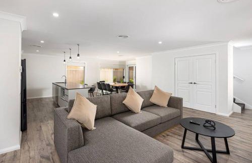 Wagga Wagga House | Stylish Urban Getaway in the Heart of the City