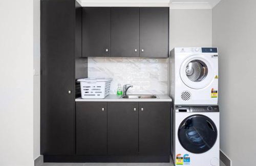 Wagga Wagga House | Stylish Urban Getaway in the Heart of the City