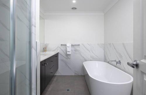 Wagga Wagga House | Stylish Urban Getaway in the Heart of the City