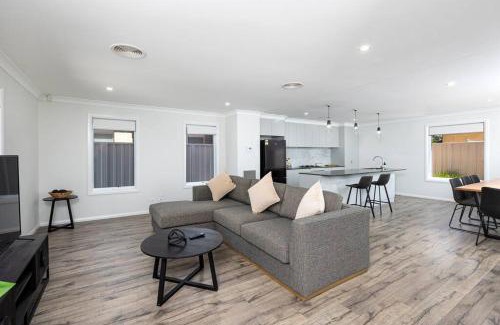 Wagga Wagga House | Stylish Urban Getaway in the Heart of the City