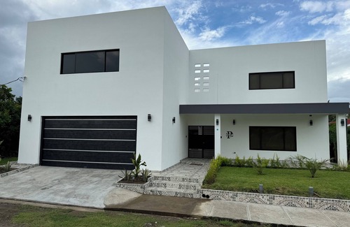 El Porvenir Villa | Stylish Villa: 4 queen+2 double beds, 20 mins from airport and 8 mins from beach