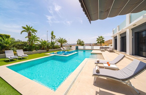 Torremendo Villa | Stylish Villa with Lake Views