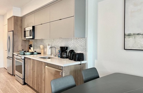 West Los Angeles Hotel | Stylish Westwood Apartment