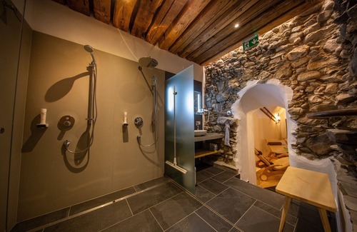 Maishofen Ski Chalet | Stylishly renovated Moarhaus Chalet with private sauna