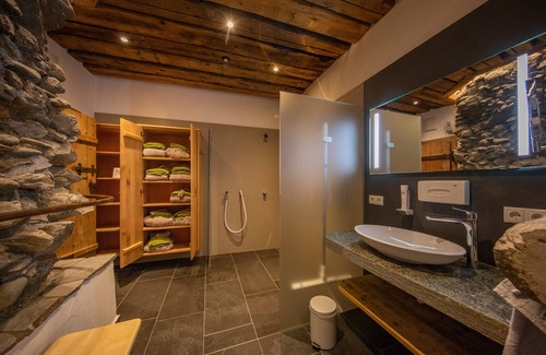 Maishofen Ski Chalet | Stylishly renovated Moarhaus Chalet with private sauna