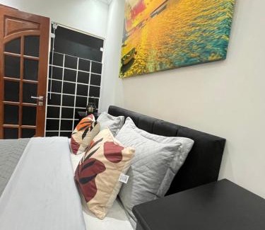 Sao Cristovao Hotel | Suíte 20 com tv, frigobar, banheiro privativo, espaçosa, bem decorada, espaço de trabalho