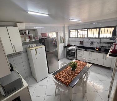 Pituba House | Suíte do anfitrião com ar, cama king wifi no Refúgio Raízes