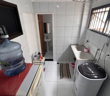 Pituba House | Suíte do anfitrião com ar, cama king wifi no Refúgio Raízes