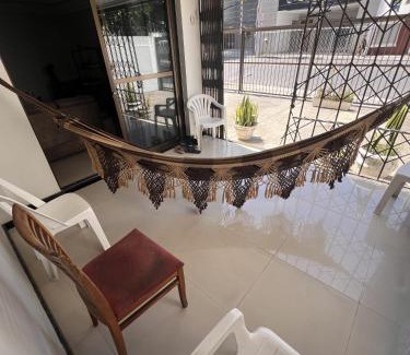 Pituba House | Suíte do anfitrião com ar, cama king wifi no Refúgio Raízes