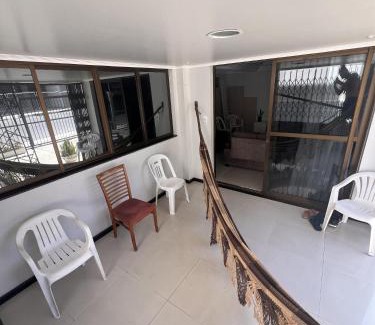 Pituba House | Suíte do anfitrião com ar, cama king wifi no Refúgio Raízes